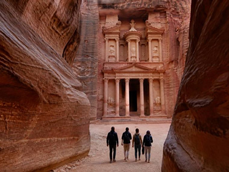 Petra Jordânia: guia completo para conhecer a cidade histórica esculpida em pedra